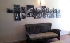 Allestimento con quadri al Chia Laguna