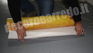 come attaccare adesivi senza bolle Come attaccare adesivi sulle porte senza fare bolle