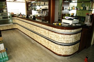 Bancone bar con rivestimento adesivo astratto